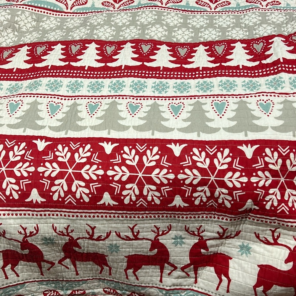 King size Christmas Quilt with 3 standard shams.